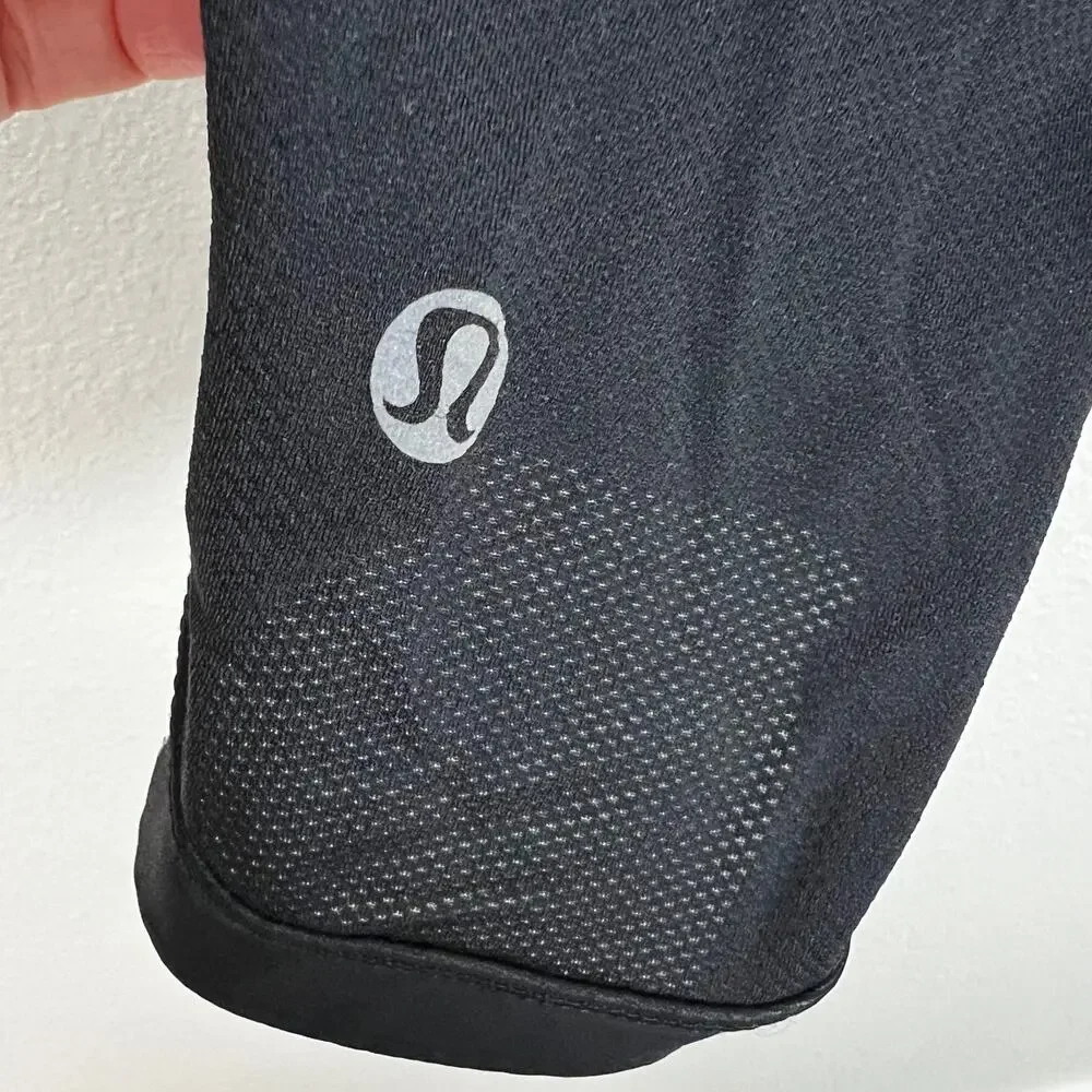 Lululemon Chase‎ Me Crop in Secret Garden Size 6